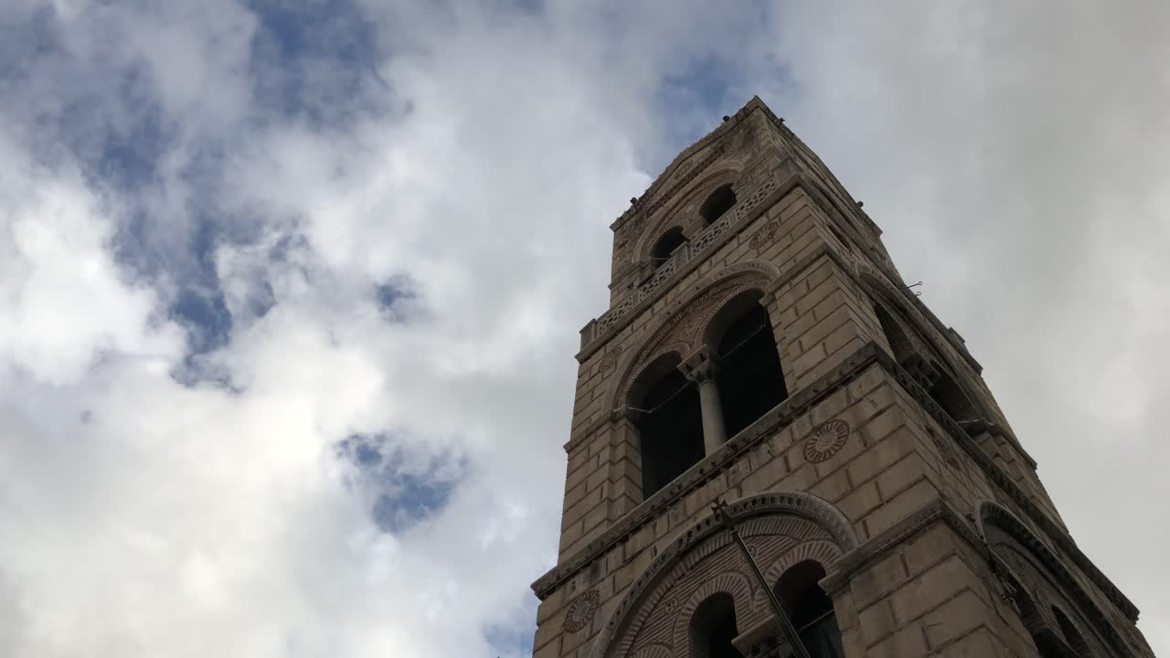 그리스 아테네의 고대 석조 교회 건물 에클리시아 아기아 트리아다 로시키 위로 움직이는 구름