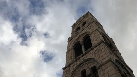 nubes moviéndose sobre el antiguo edificio de la iglesia de piedra ekklisia agia triada rosiki en atenas, grecia