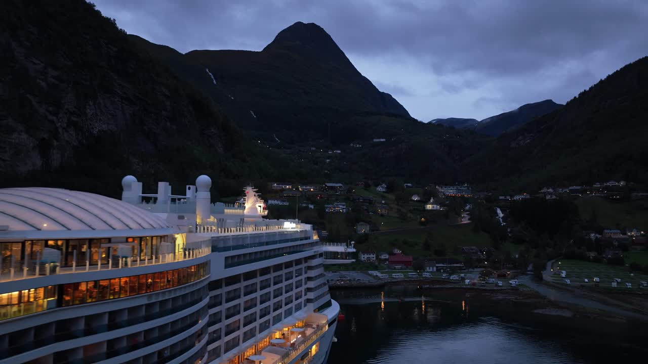 Arrivo di una crociera serale nel panoramico Geiranger, visto dall'alto.