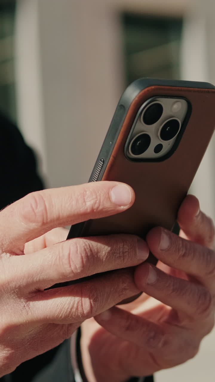 hombre de negocios usando teléfono inteligente al aire libre