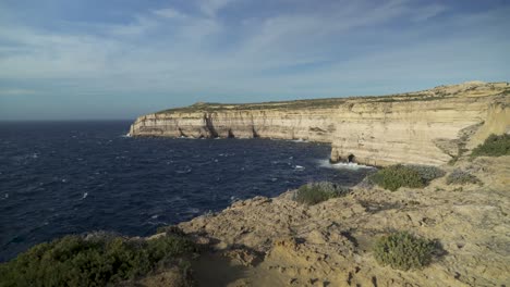 Azul-Oscuro-Mar-Mediterráneo-Profundo-Ondeando-En-El-Viento-Cerca-De-La-Costa-De-La-Isla-De-Gozo