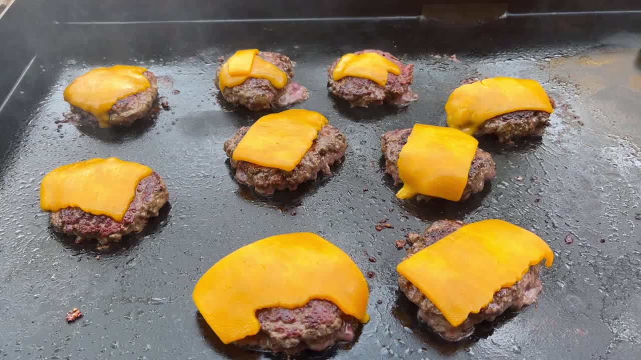 cheeseburgers cozinhando na grelha quente