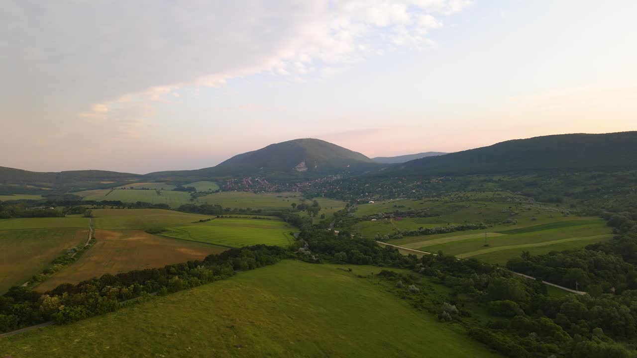 Veduta aerea di un pittoresco villaggio situato in una valle montuosa