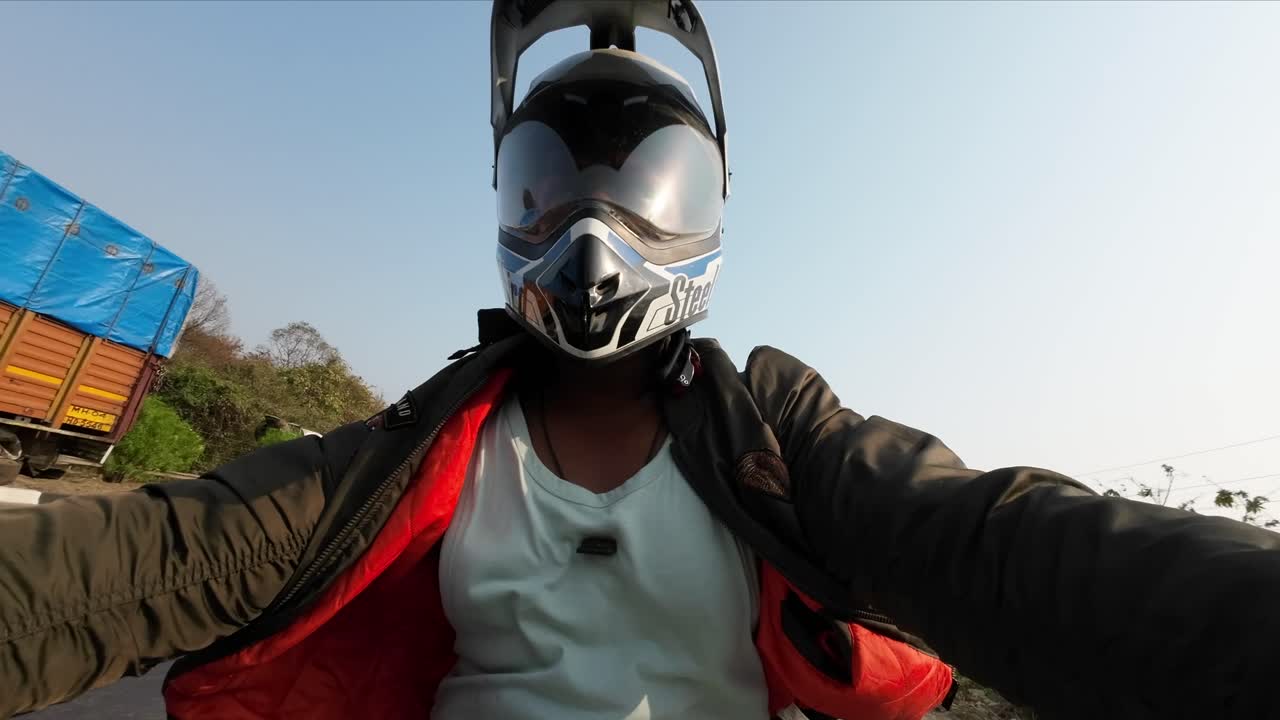 인도 도로 스포츠 헬멧 하이퍼 랩에 재킷을 타고 오토바이와 인도 자전거 라이더