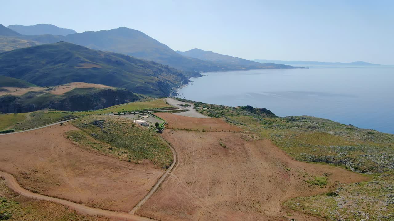 그리스 크레타의 프레벨리 해변에서 녹색 절벽과 산으로 둘러싸인 고요하고 평화로운 바다
