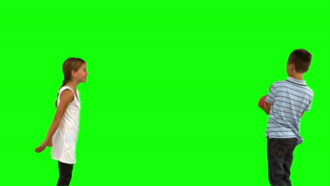 Geschwister-Spielen-Mit-Einem-Herzförmigen-Kissen-Auf-Einem-Greenscreen