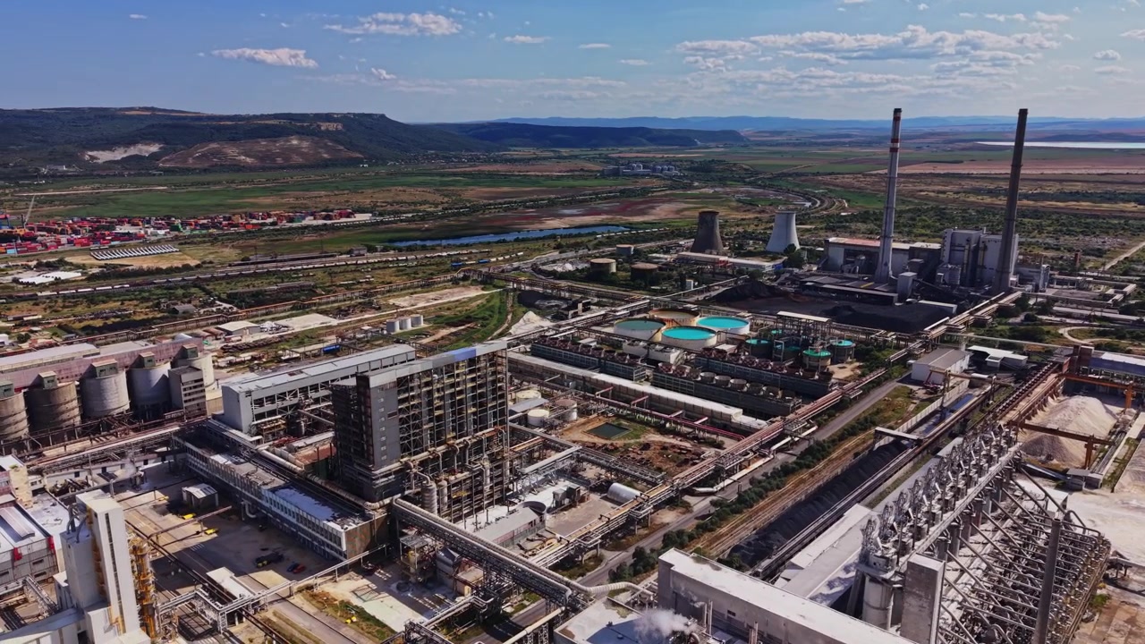 Complesso industriale con strutture multiple e vista paesaggistica