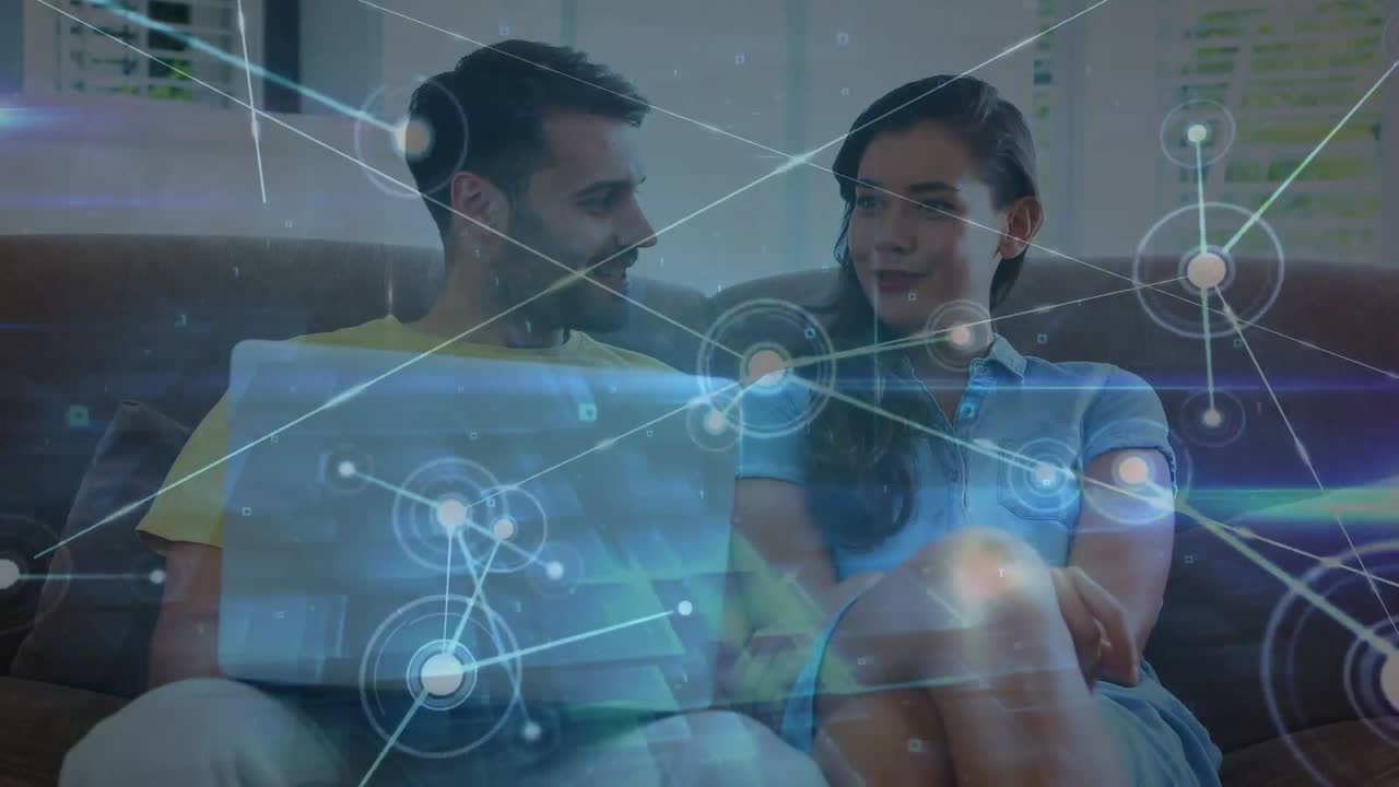 animación de la red de conexiones con senderos de luz sobre parejas diversas utilizando una computadora portátil