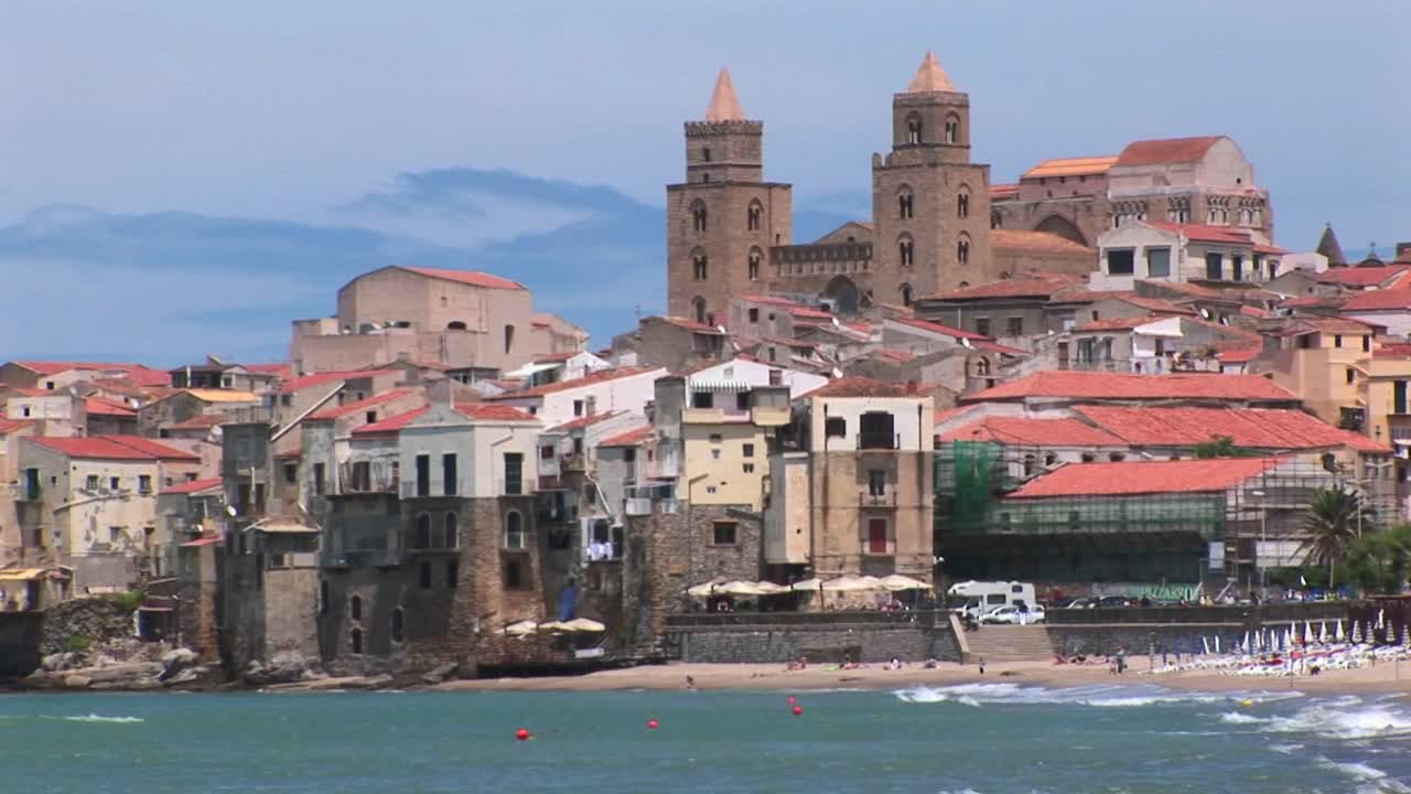 una ciudad y edificios multiestructurados cerca del océano durante el día