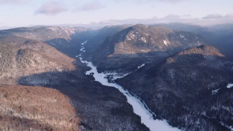 amanecer épico sobre el valle donde el río fluye a través del fiordo y sale al valle del bosque boreal