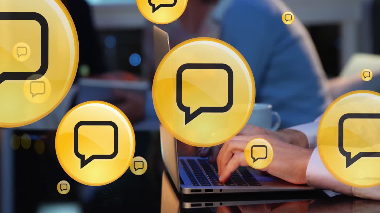 animación de iconos de mensajes moviéndose sobre las manos recortadas de una mujer caucásica trabajando en una computadora portátil en un café