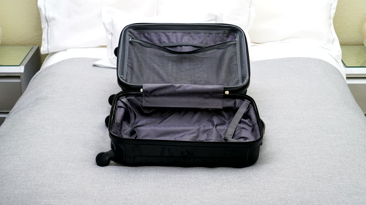 남성의 옷으로 채워진 빈 가방의 4k 스 모션 애니메이션