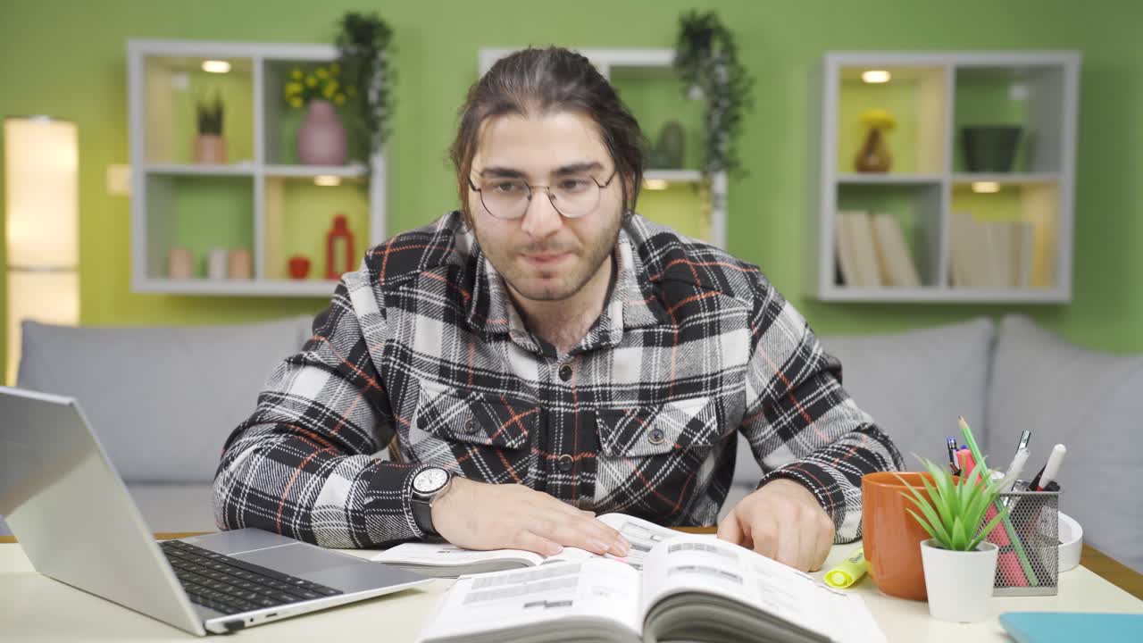 el hombre que se enojó con su jefe, su gerente.