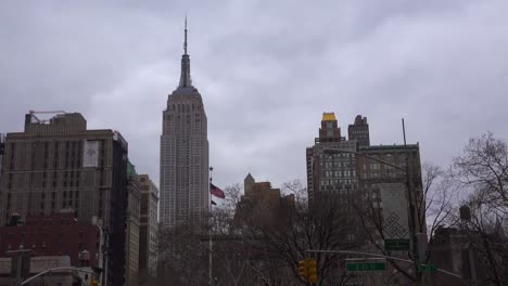 Lapso-De-Tiempo-De-Nubes-Pasando-El-Empire-State-Building-En-La-Ciudad-De-Nueva-York