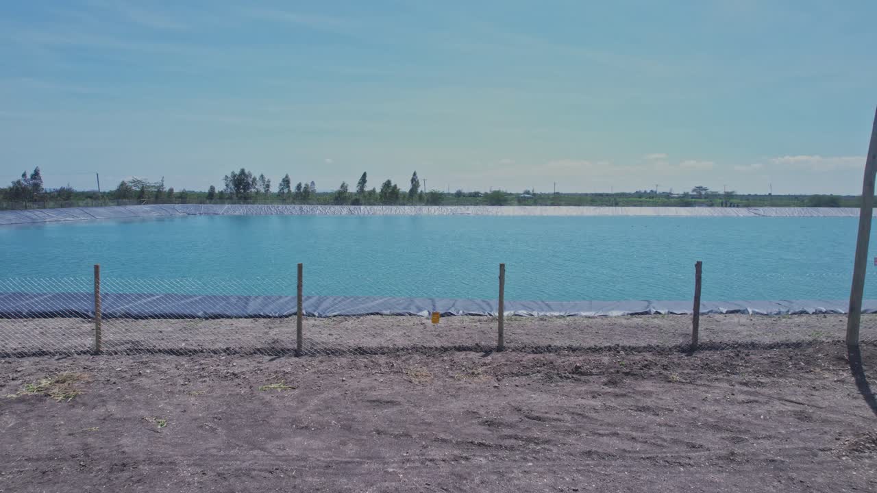 케냐, 동아프리카에서 온실 농장 관개를 위한 물 보관 유역