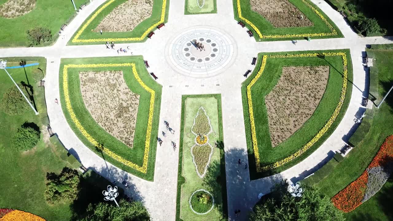 낙타 의 동상 이 있는 공원 의 둥근 골목