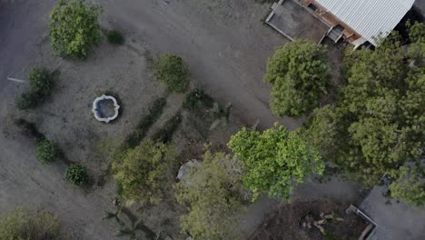 Video-De-Drones-De-Un-área-Abierta-De-Una-Casa-Residencial-En-El-Pueblo-De-Kervada,-Gujarat,-India