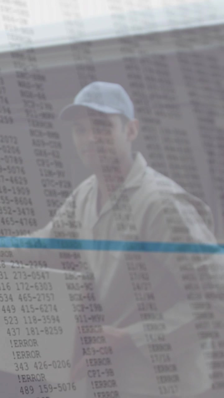 Video verticale: Corriere uomo che esce dal furgone, smistando pacchi per la consegna sotto una sovrapposizione numerica blu.