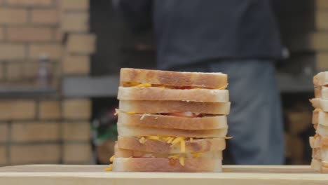 sándwiches que están listos para ser asados en una barbacoa para el almuerzo