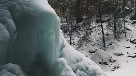 enorme formación de hielo en la cascada de la cueva de cenizas en el parque estatal hocking hills, south bloomingville, ohio, ee.uu.