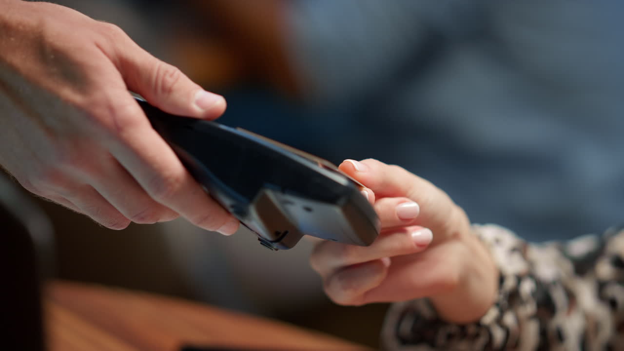 mujer de negocios haciendo el pago con tarjeta de crédito a través de la terminal postal