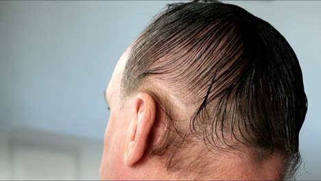 Teñir-El-Cabello-De-Un-Hombre-En-Casa-Con-Color-De-Cabello-Permanente