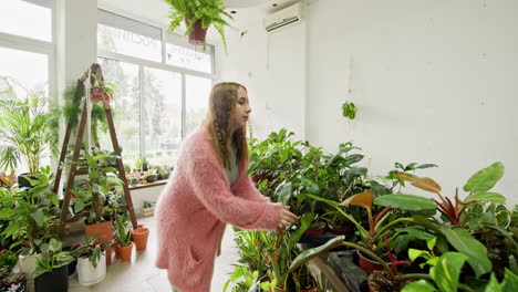 una mujer mirando una tienda de plantas.