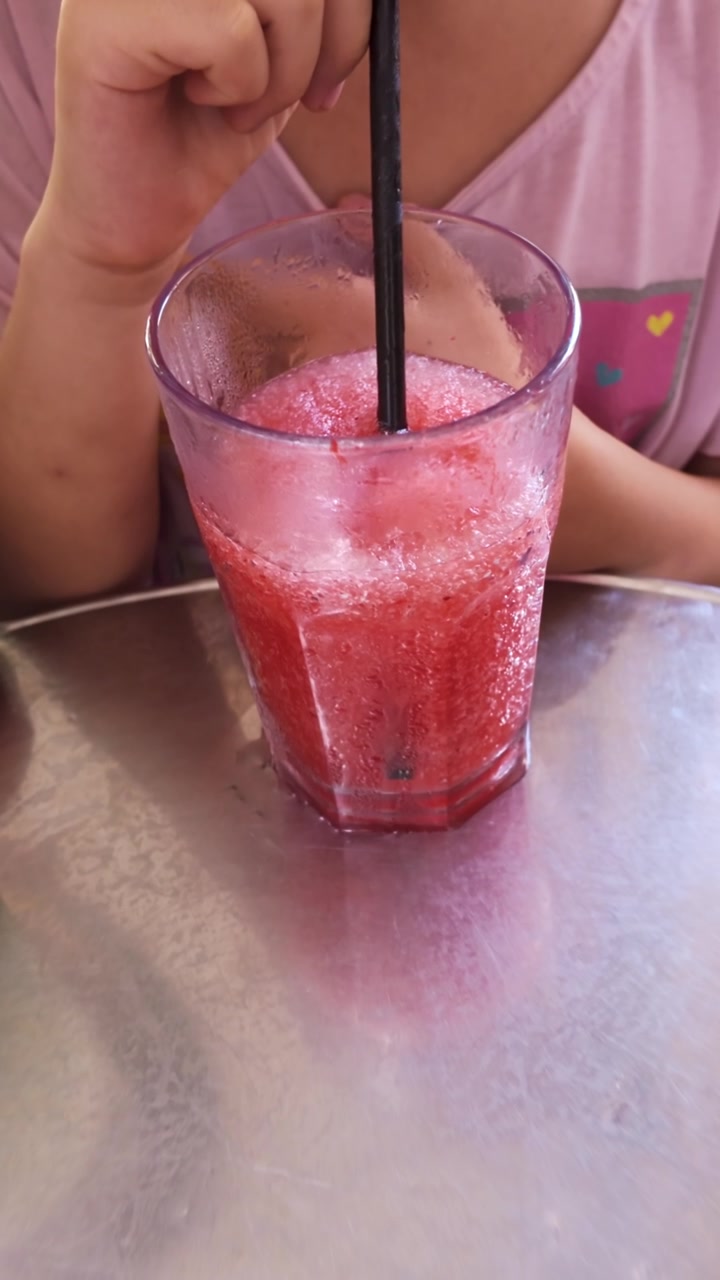 Persone che bevono granita fresca a Tarragona