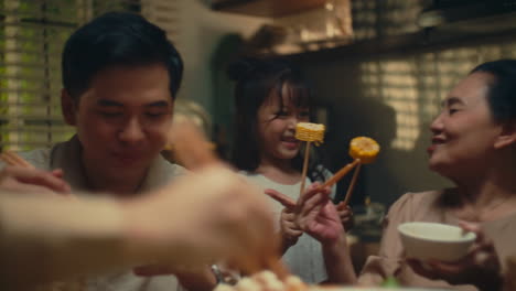 una feliz cena familiar