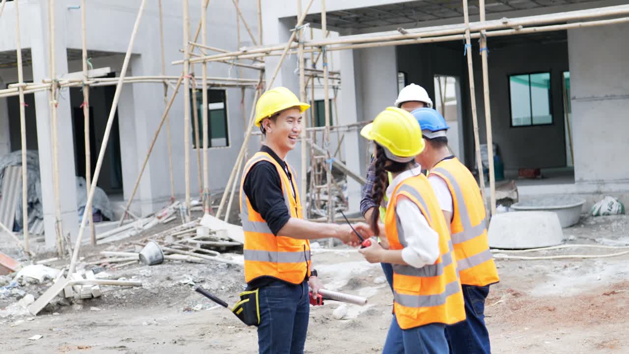 vista lateral de 4k. ingeniero civil estrecha la mano y luego se aleja