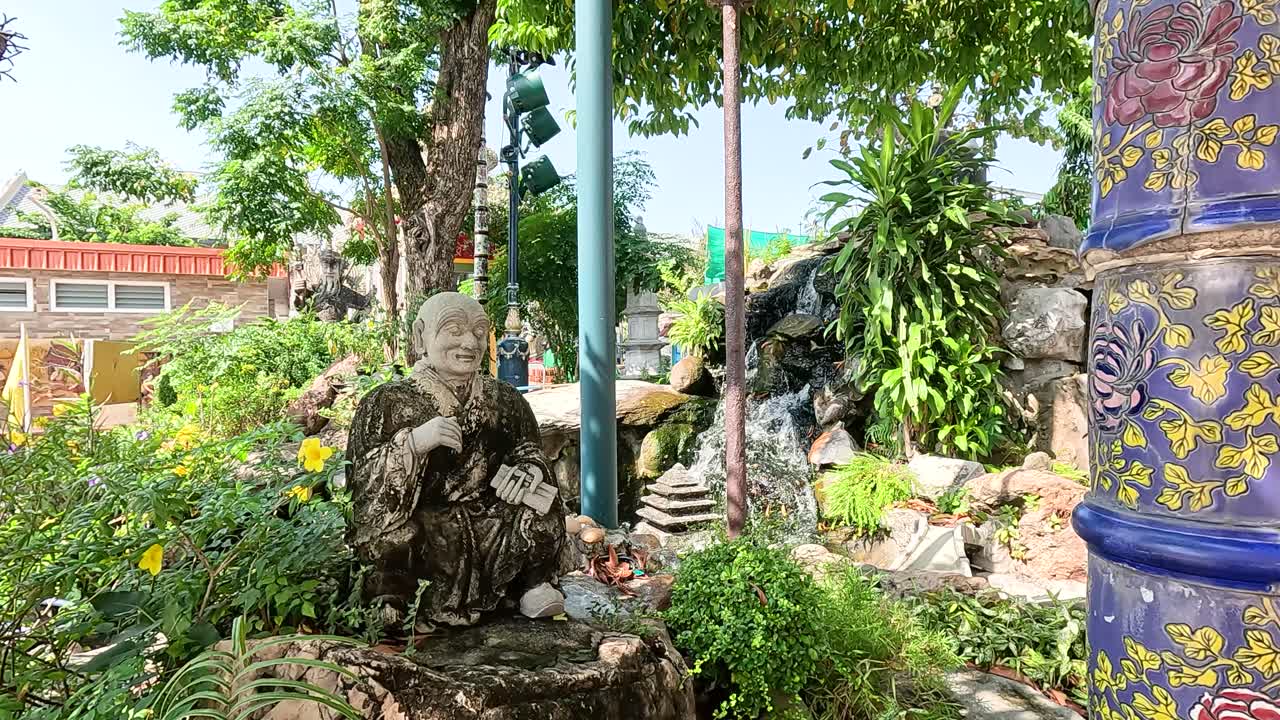 escena de jardín pacífico con la estatua de buda