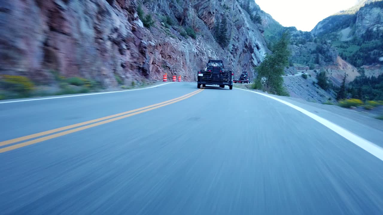 Riprese in soggettiva da angolazione bassa di guida nelle montagne del Colorado