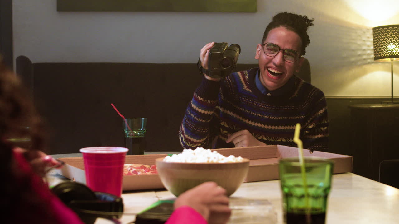 hombre grabando a sus amigos