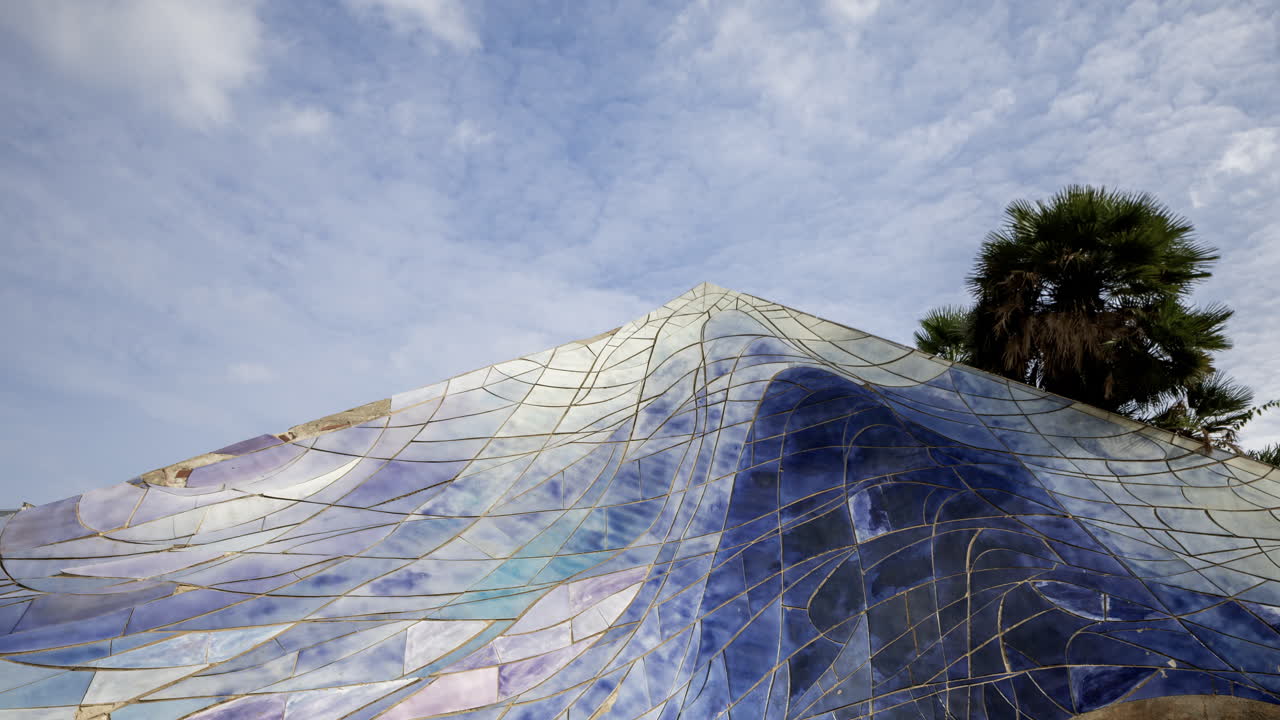 스페인 바르셀로나 공원의 세라믹 타일 언덕