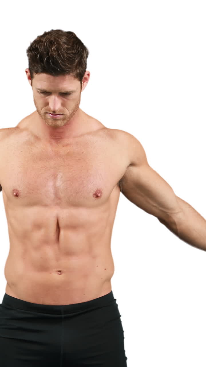 hombre musculoso flexionando sus músculos