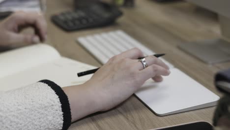 mujer trabajando en un escritorio