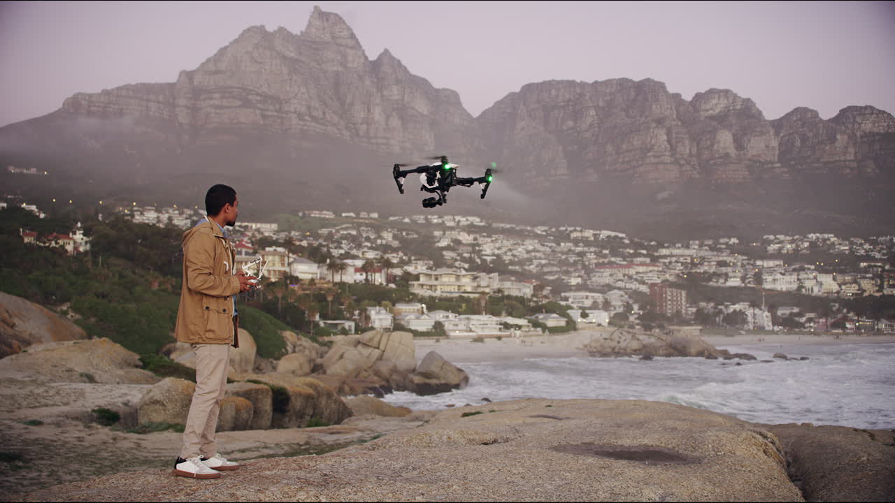 어른이 된 소년과 그들의 어른이 된 장난감