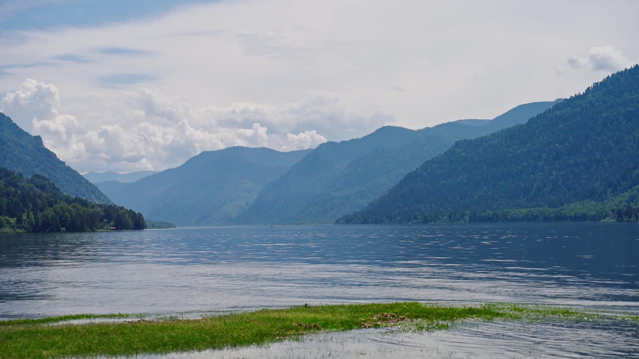 평온한 산 호수 풍경