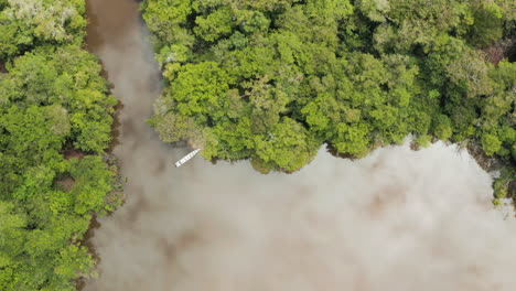 increíble vista de pájaro de un río tranquilo que refleja las nubes