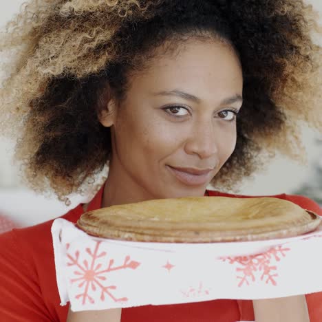 Mujer-Joven-Con-Una-Tarta-Fresca-De-Navidad