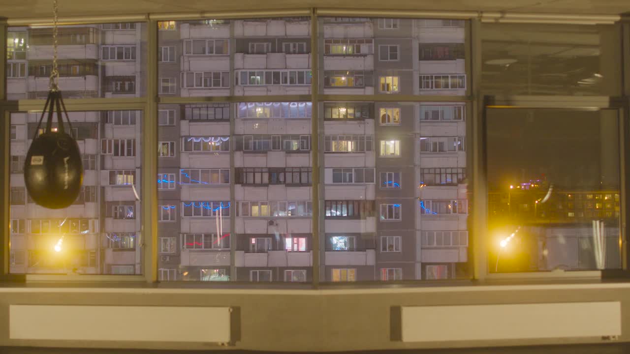 밤에는 도시 전망이 있는 권투 체육관