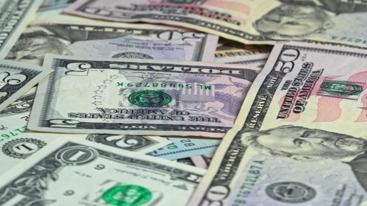 Dinero dispuesto sobre una superficie que muestra varias denominaciones en detalle