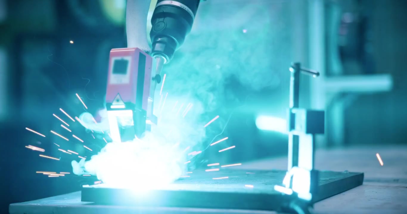 Processo automatizzato di saldatura laser su piastra metallica in un'officina industriale