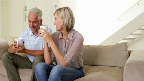 Pareja-Relajándose-Juntos-En-El-Sofá-Tomando-Café