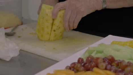 Cortar-Una-Piña-Fresca-Para-Un-Plato-De-Frutas