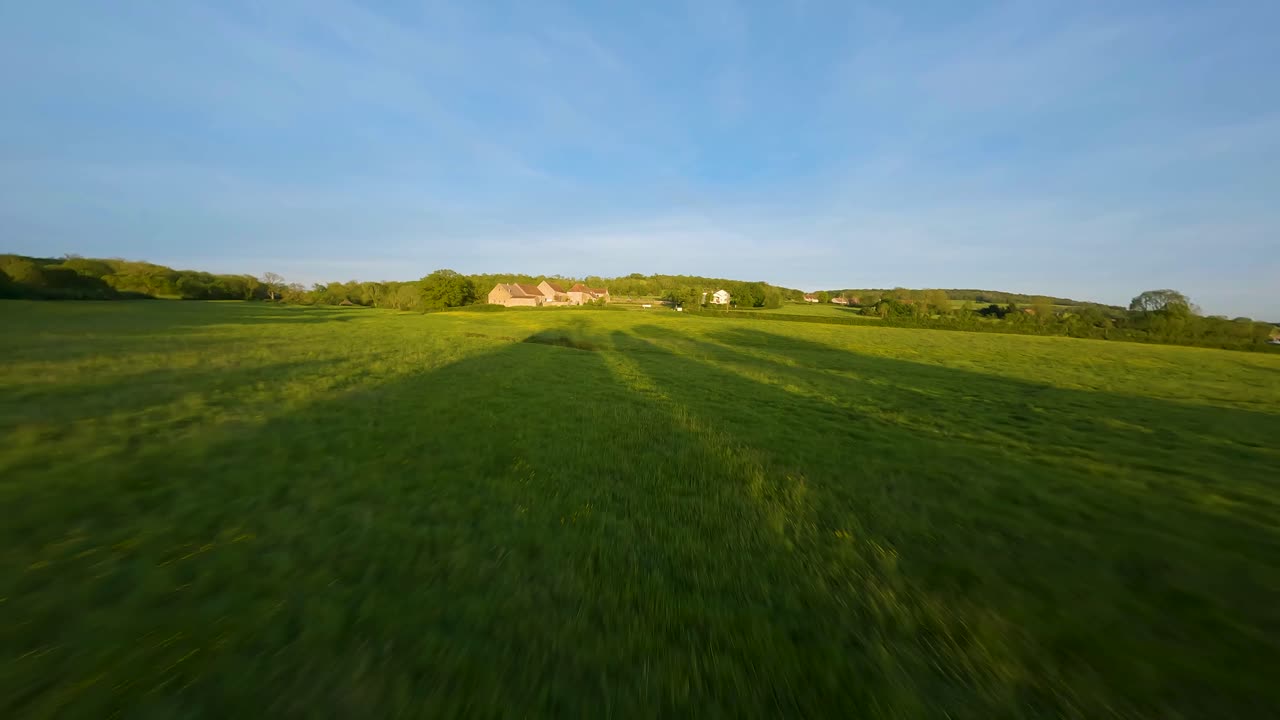 bajo fpv revelando la toma de una granja en borgoña, francia sobre un campo