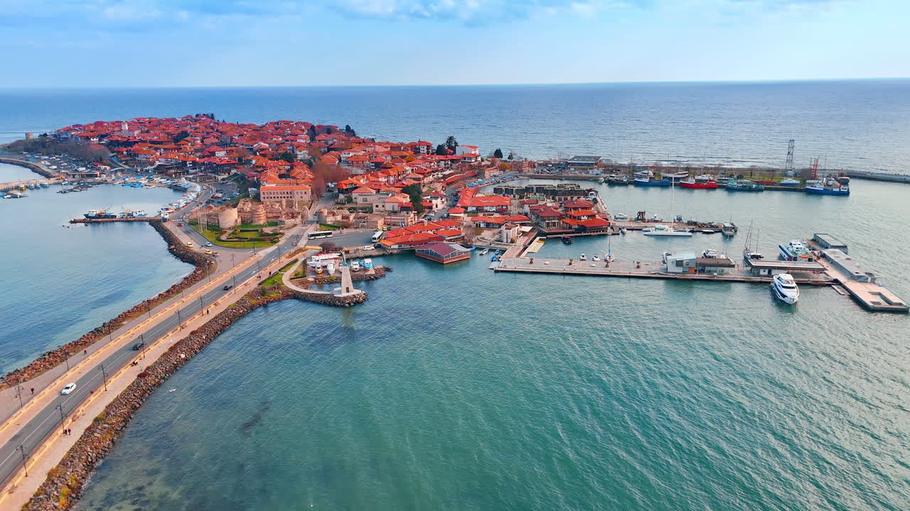 Vista aerea panoramica della penisola di un'antica città costiera. Ampia ripresa con drone di una città storica su una penisola collegata da un istmo alla terraferma.