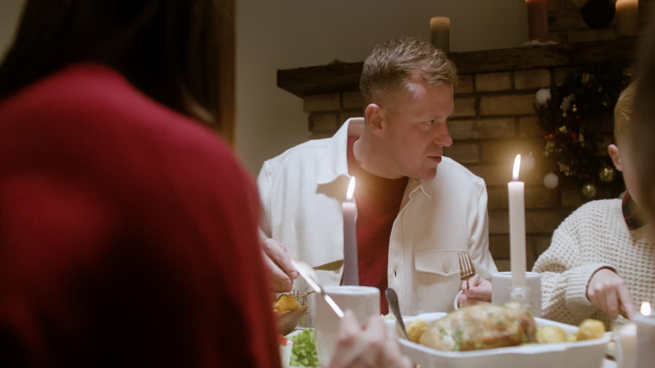 празднование нового года в гостиной.