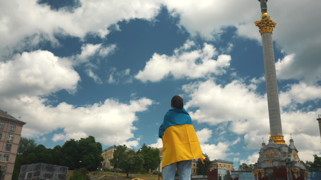 도시 광장에서 우크라이나 발을 들고 있는 여자