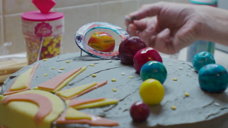 pastel de cumpleaños con sistema solar hecho de